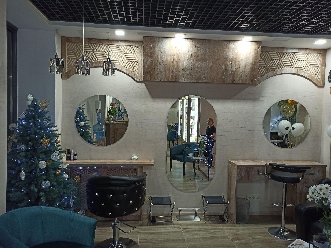 Замовити Шафа-вітрина, ресепшн та меблі для салону краси в Миколаєві АлТорМеблі