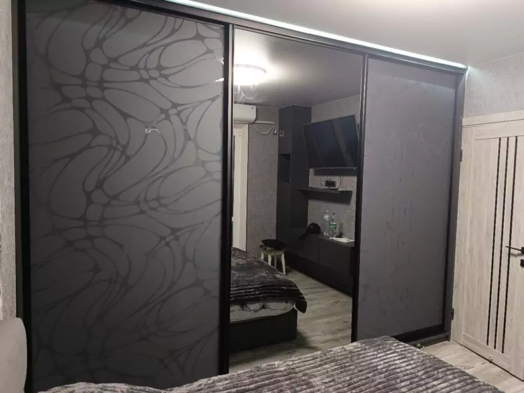 Шафа-купе тридверна Mirror Black