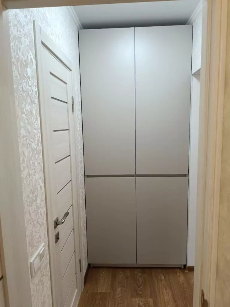 Як обрати шафу у вузький коридор