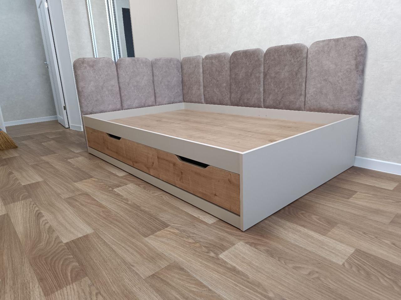 Сіре дитяче ліжко з шухлядами Сіре дитяче ліжко з шухлядами