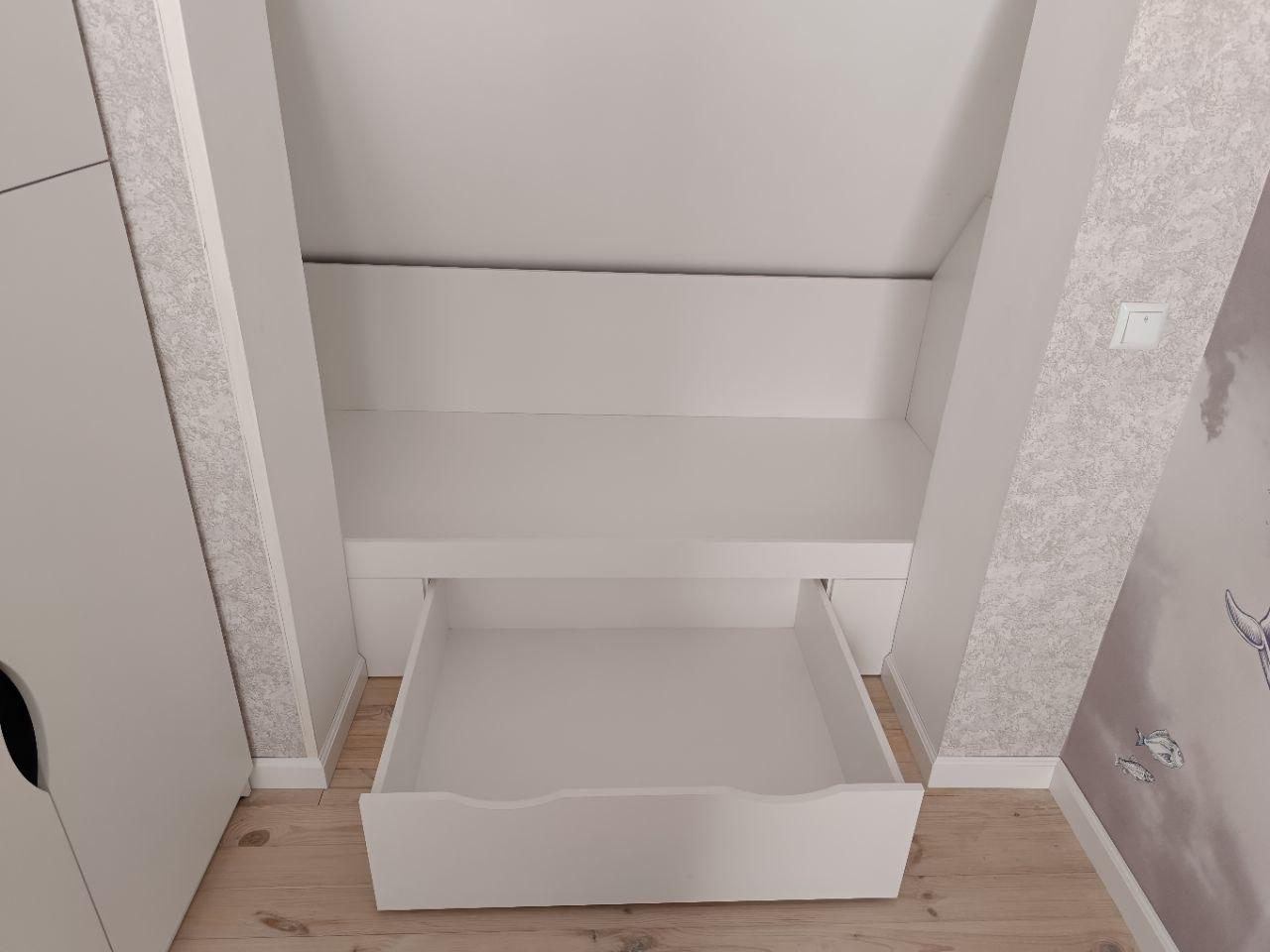 Біле дитяче ліжко з шухлядою Біле дитяче ліжко з шухлядами