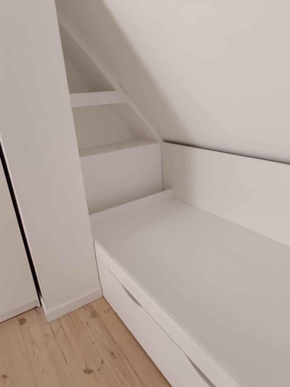 Біле дитяче ліжко з шухлядою Біле дитяче ліжко з шухлядами