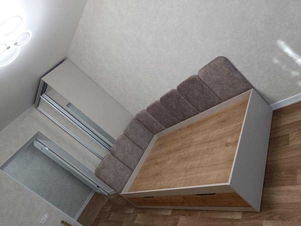 Сіре дитяче ліжко з шухлядами