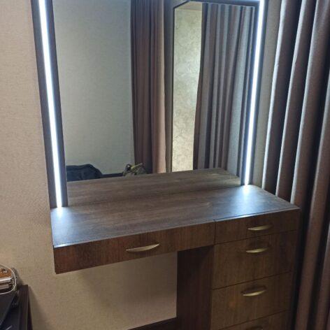 Туалетний столик з дзеркалом, підсвіткою та шухлядами