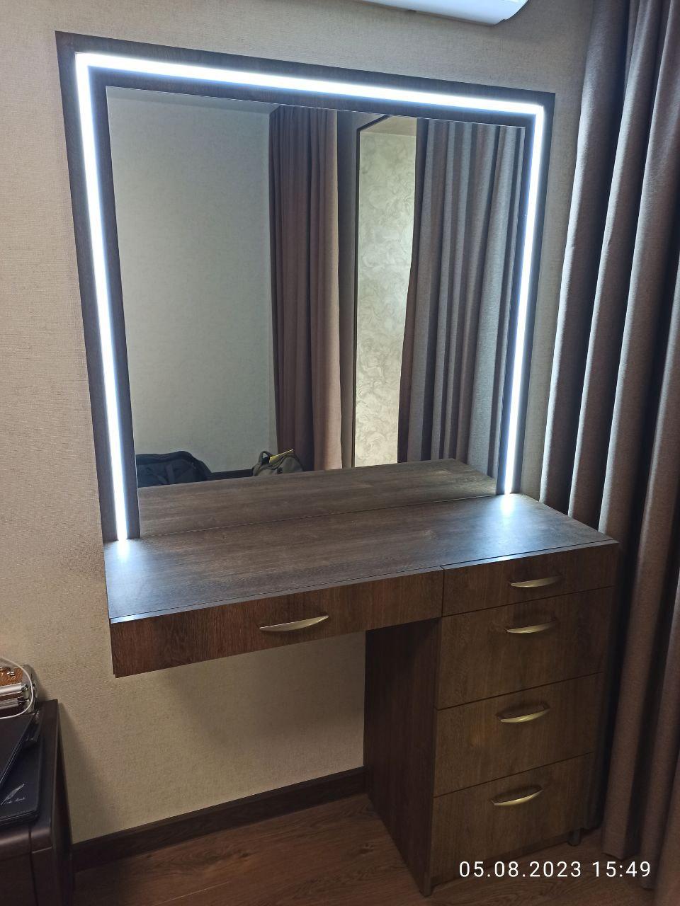 Туалетний столик з дзеркалом, підсвіткою та шухлядами Туалетний столик з дзеркалом, підсвіткою та шухлядами