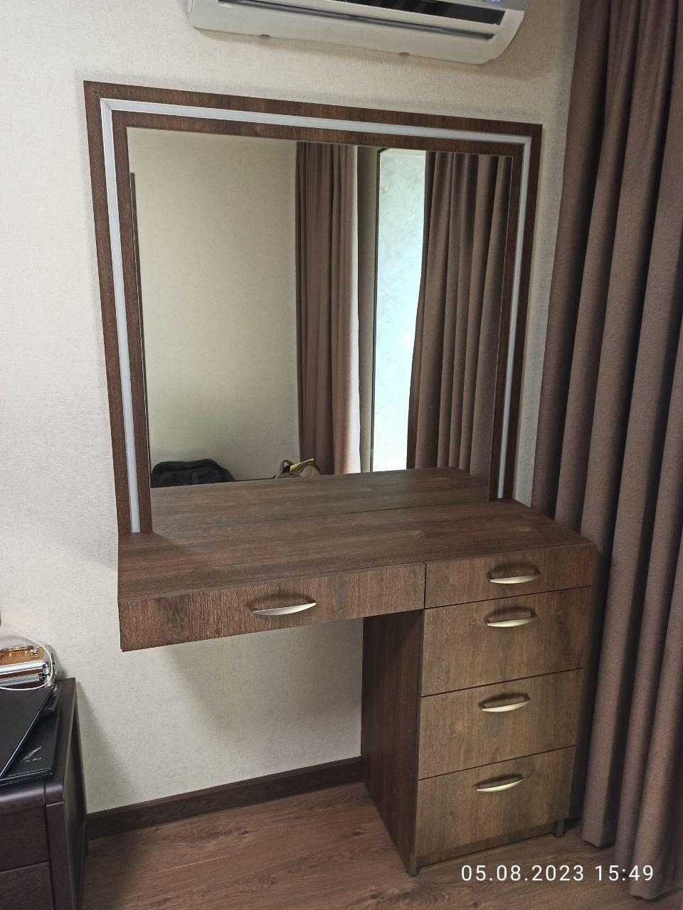 Туалетний столик з дзеркалом, підсвіткою та шухлядами Туалетний столик з дзеркалом, підсвіткою та шухлядами