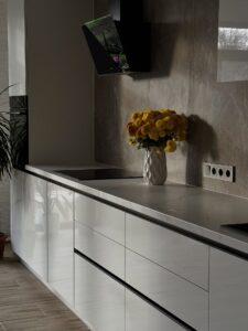 Красива біла глянцева кухня прямого проектування