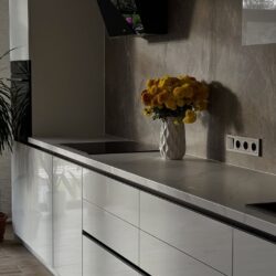 altormebel-20251208_070936-2375192109 Красива біла глянцева кухня прямого проектування