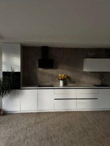 Красива біла глянцева кухня прямого проектування