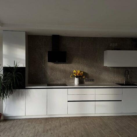 Красива біла глянцева кухня прямого проектування