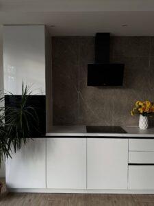 Красива біла глянцева кухня прямого проектування