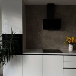 altormebel-20251208_070936-307047790 Красива біла глянцева кухня прямого проектування