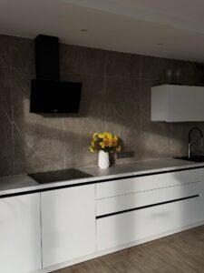 Красива біла глянцева кухня прямого проектування