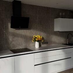 altormebel-20251208_070936-3206397061 Красива біла глянцева кухня прямого проектування