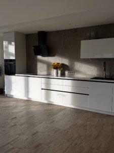 Красива біла глянцева кухня прямого проектування