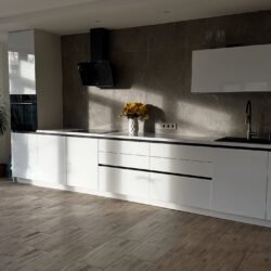 altormebel-20251208_070936-3341597289 Красива біла глянцева кухня прямого проектування