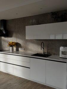 Красива біла глянцева кухня прямого проектування