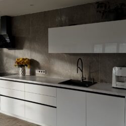 altormebel-20251208_070936-3561124831 Красива біла глянцева кухня прямого проектування