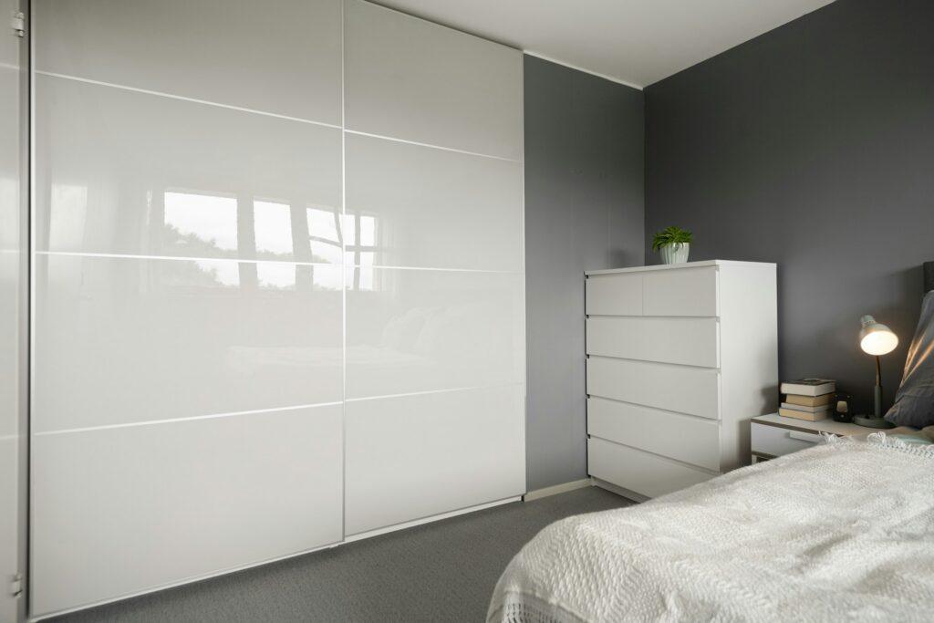 Поради по догляду за меблями з лакованими фасадами